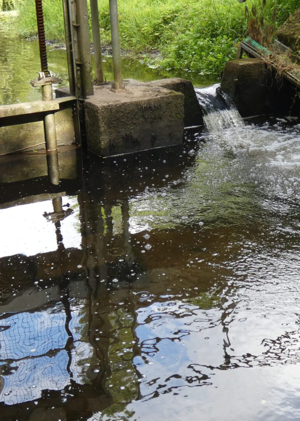 Barrage de la prise d'eau de Penhoat et débit restitué